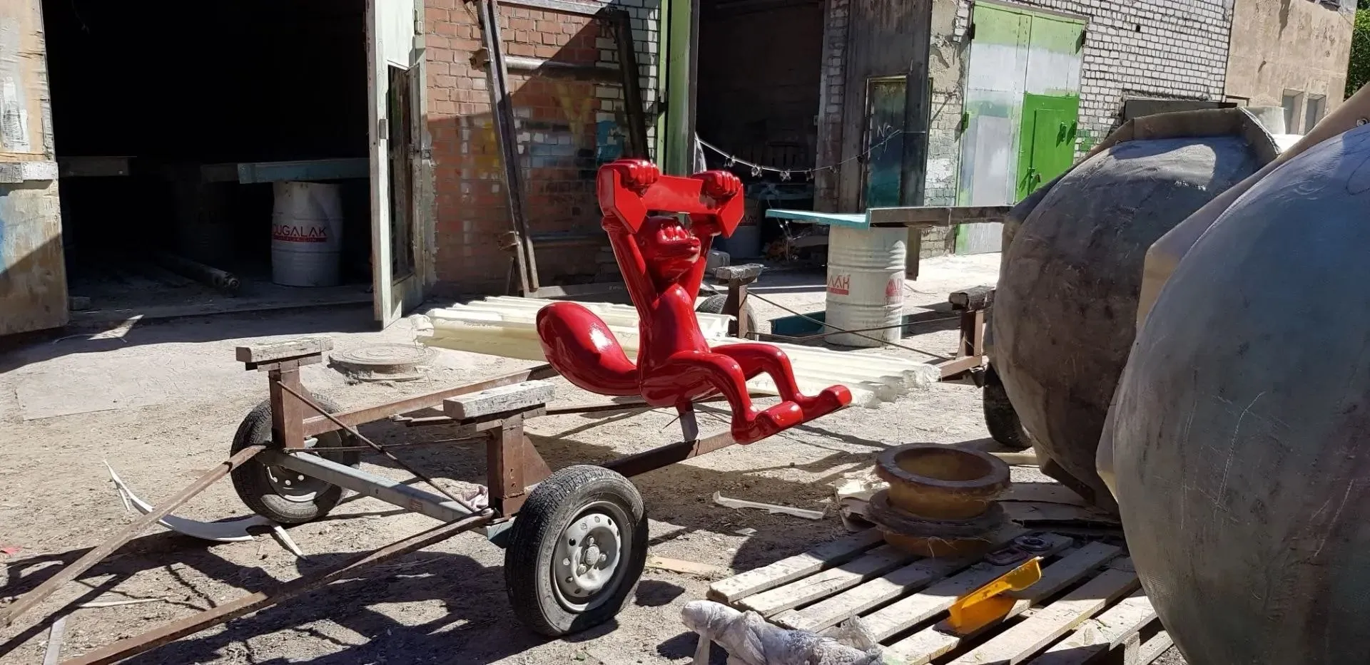 Красная фигура в цеху