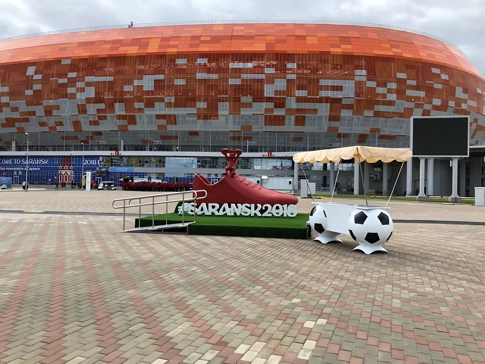 Бутса на площади перед стадионом