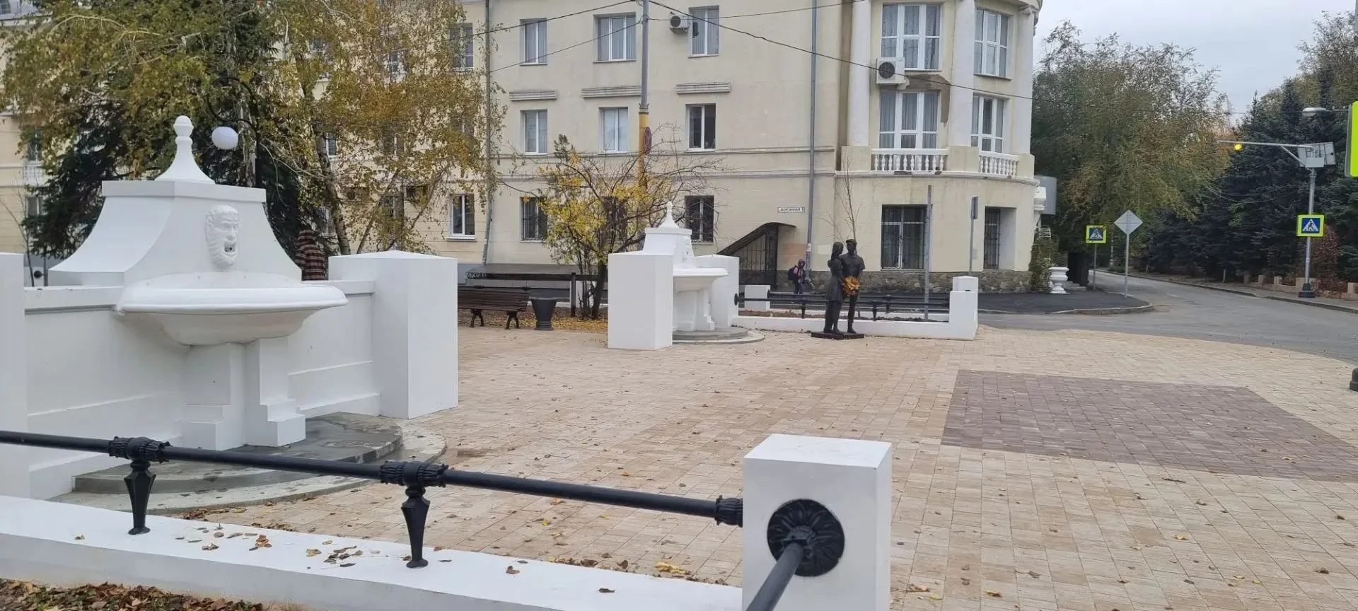 Сквер с фонтанами и ограждением после благоустройства