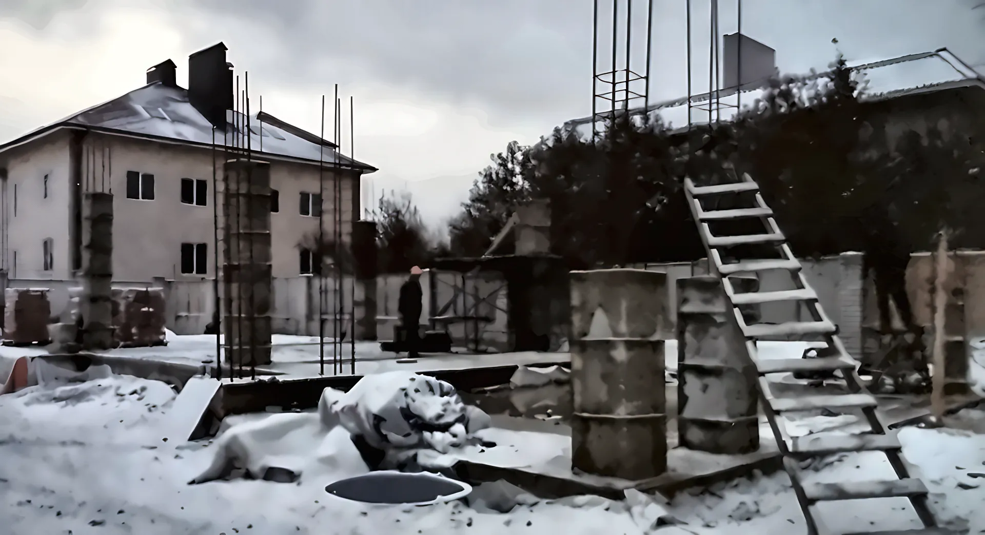 Стройплощадка с колоннами в стеклопластиковой опалубке зимой