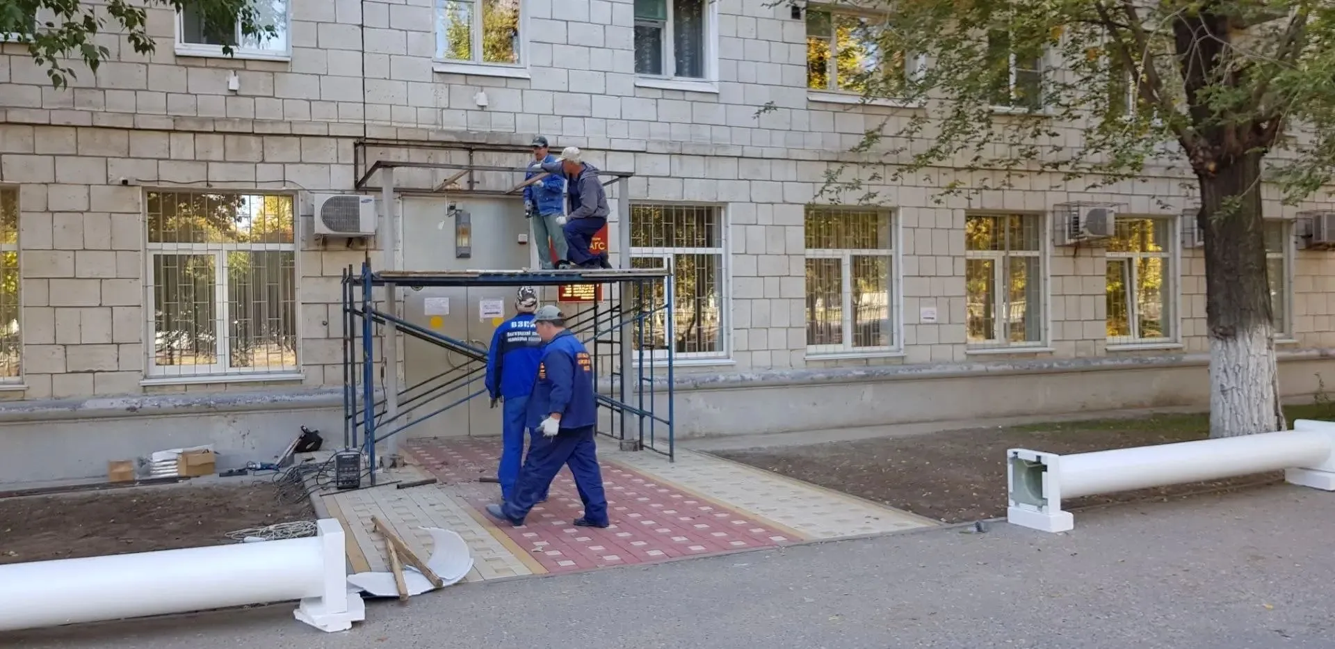 Монтаж колонн у входа в ЗАГС